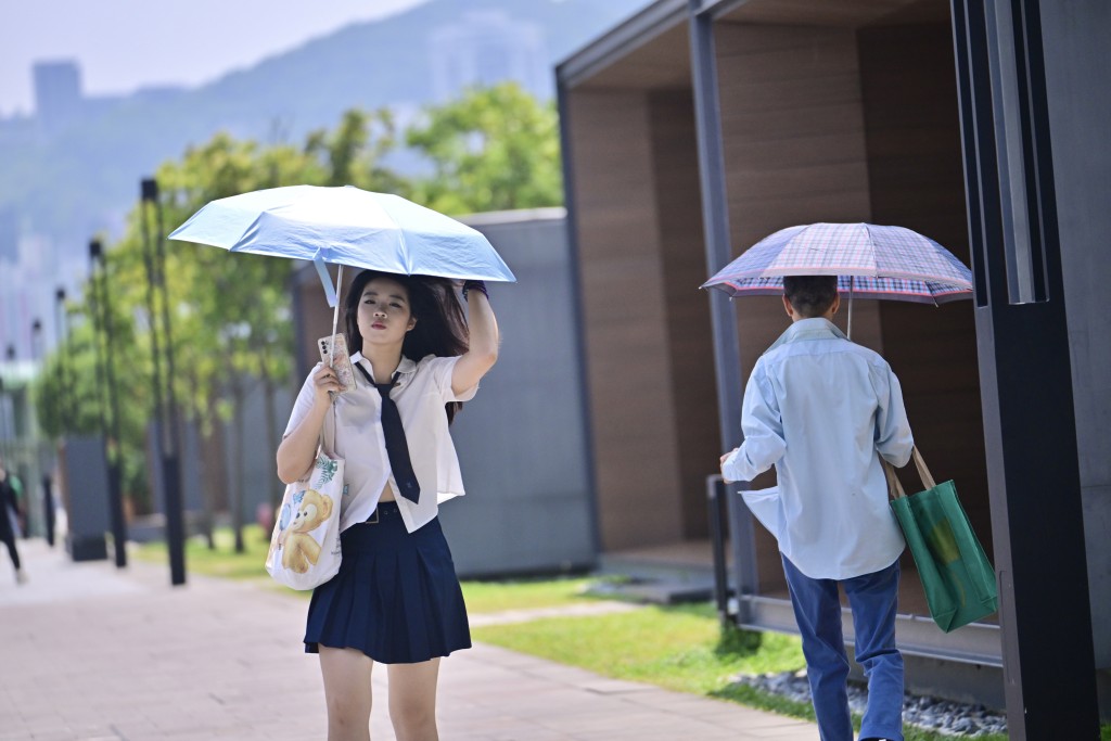 沙田、屯门、启德、跑马地均逾35°C。陈极彰摄