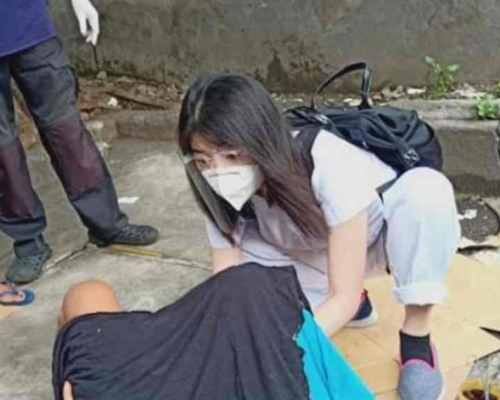 Lorraine在路邊即場為孕婦接生。twitter