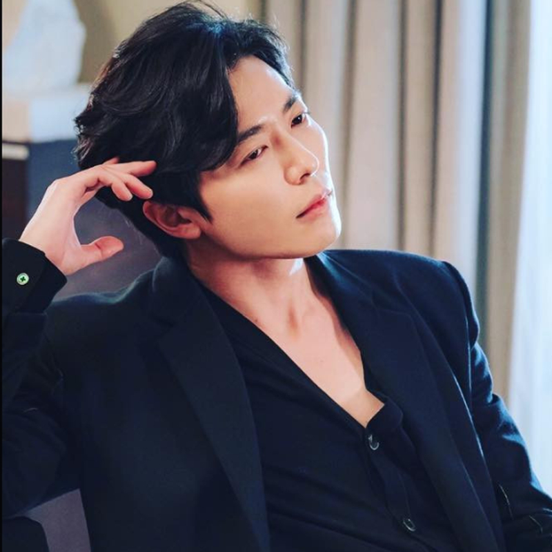 金材昱演數學老師兼殺人狂。