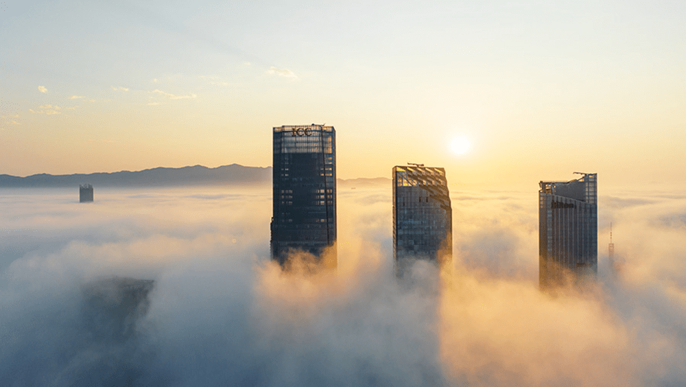 建築在大霧中若隱若現。人民網