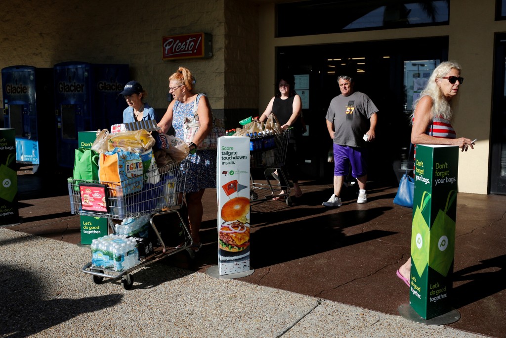 佛州遭廣泛破壞後居民到超市搶購食物。REUTERS