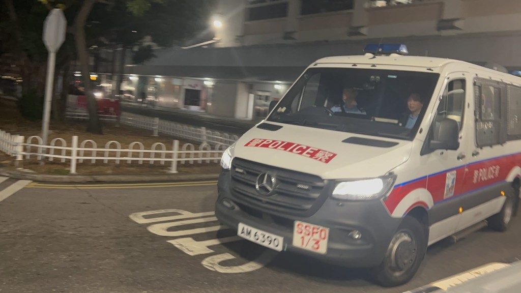 有警車駛離醫院。楊偉亨 有警車駛離醫院。楊偉亨