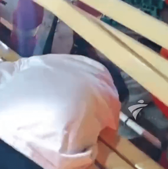 消防員拆椅救人。廣東電視台