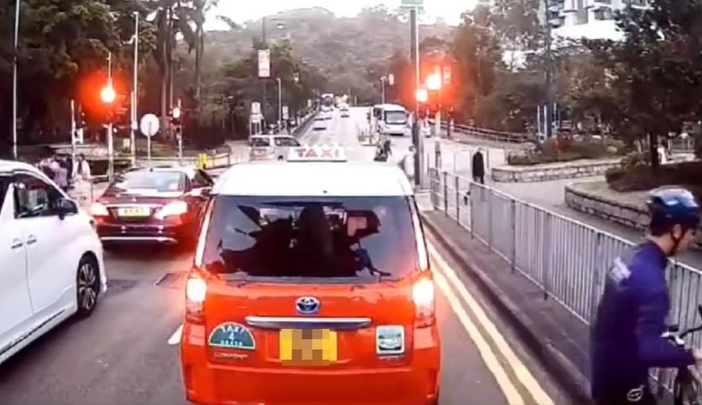 之后扶着单车走到路边铁栏。fb车cam L（香港群组）Dennis Pun影片截图