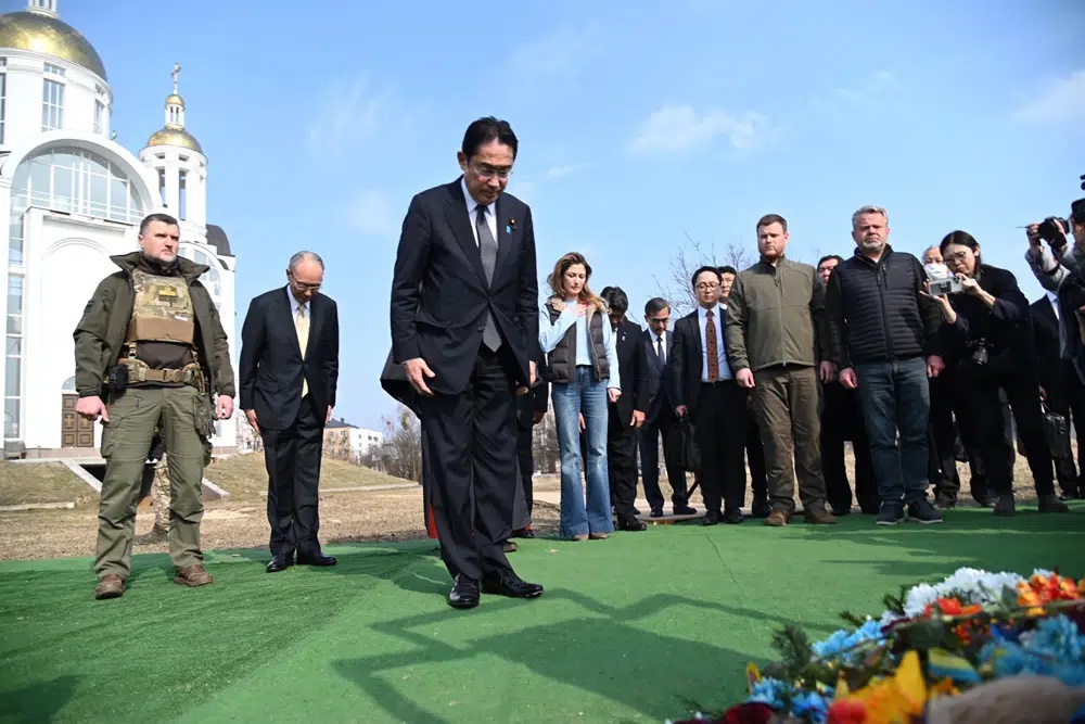 岸田文雄于基辅市郊布查镇，向被俄军杀害的罹难者致哀。美联社