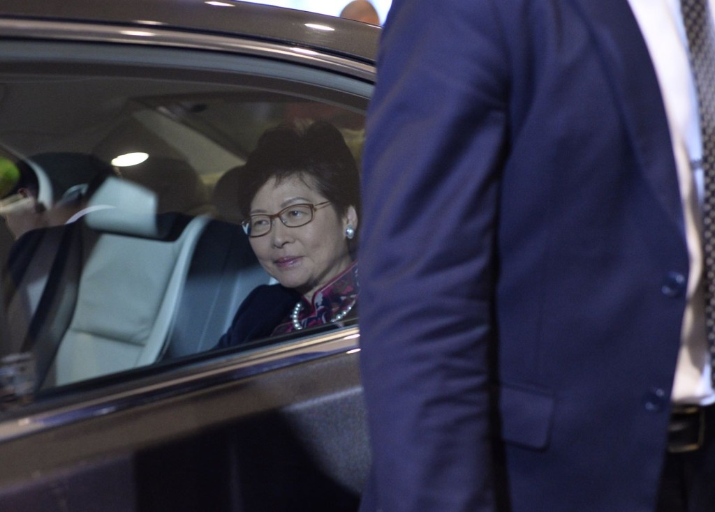 林郑一度被困车内。