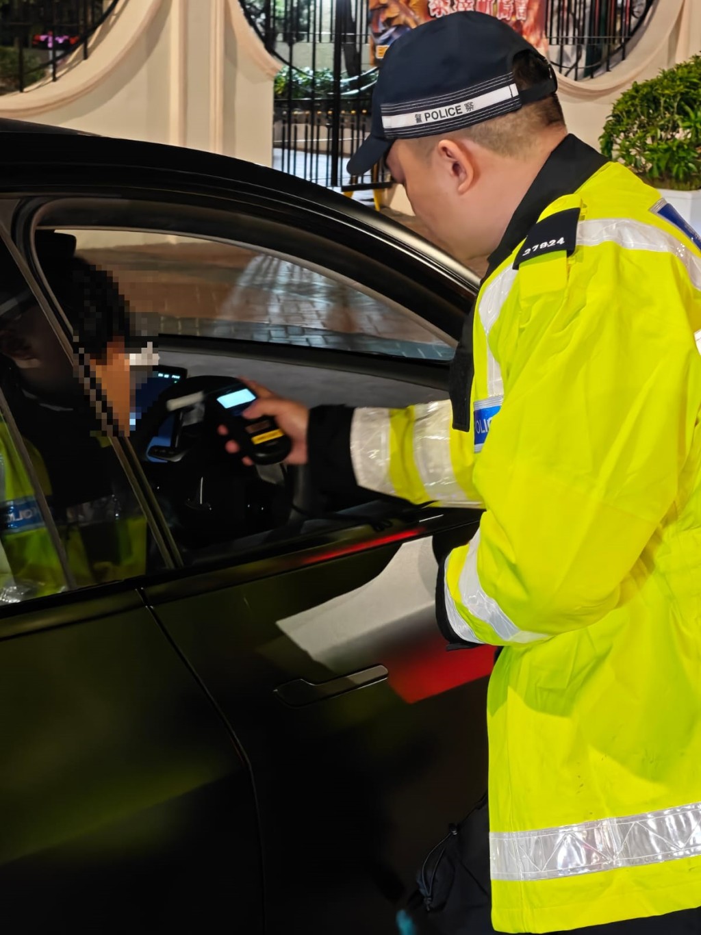 警員截查車輛及向駕駛人士進行隨機酒精呼氣測試。