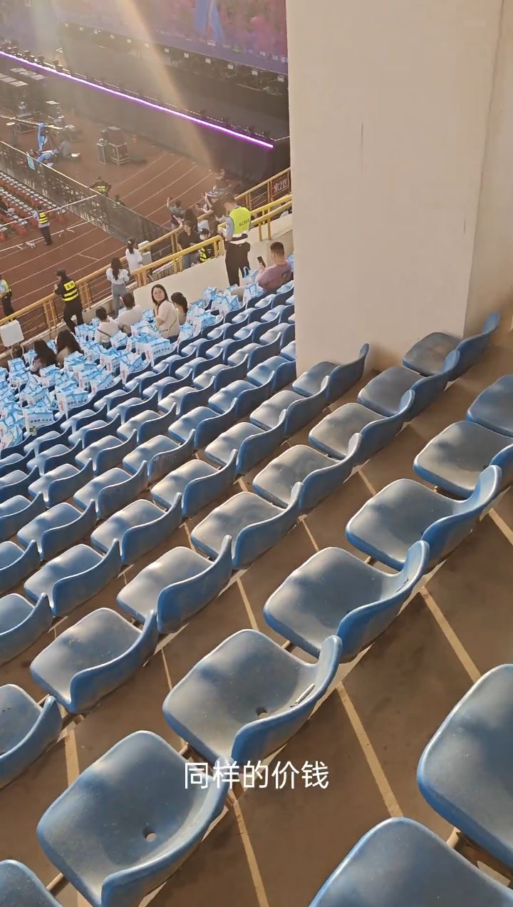 广西有观众投诉演唱会座椅残旧邋遢，被桂林文旅拉黑处理。