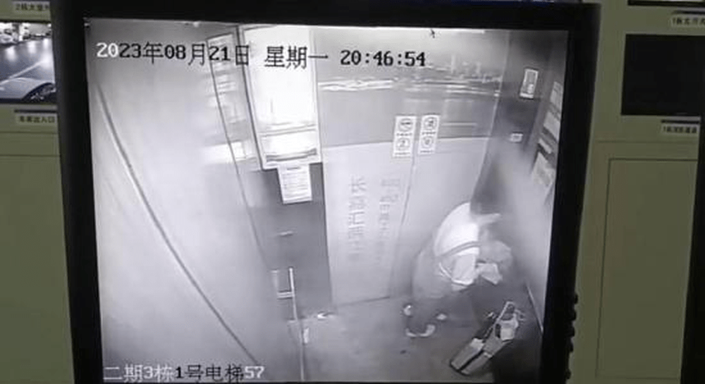 闭路电视画面显示，一名孕妇在升降机内生仔。