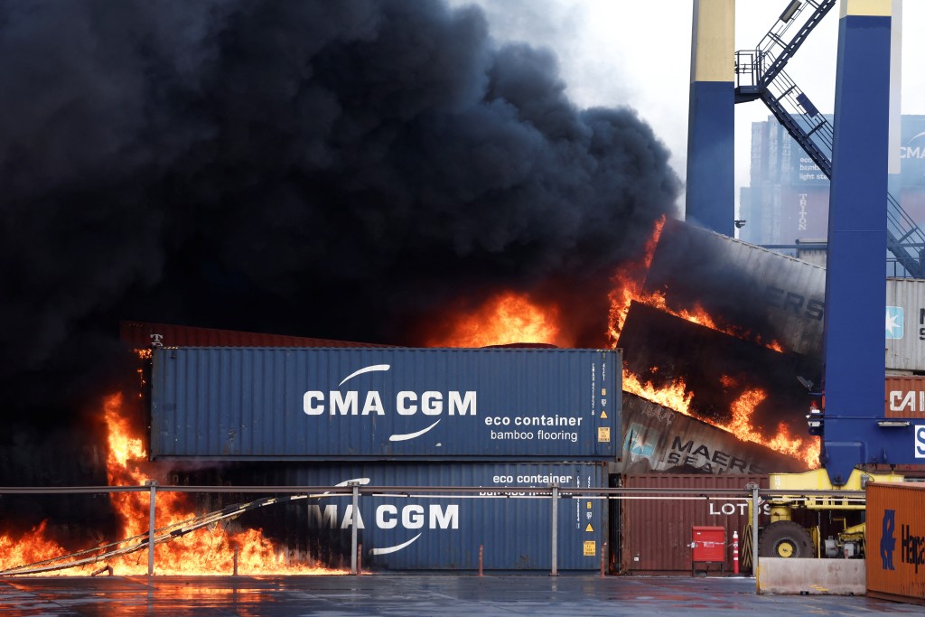 伊斯肯德倫港口（Iskenderun）貨櫃陷入火海。 路透社