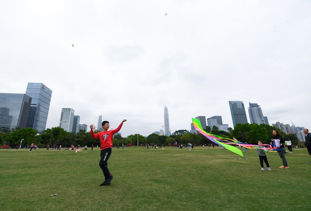深圳蓮花山公園不少人玩風箏。
