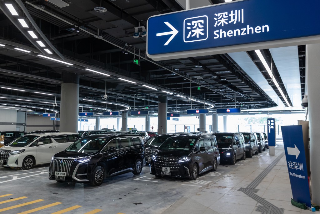 新皇崗口岸的高峰期預計會出現一定程度的擠塞。 新皇崗口岸的高峰期預計會出現一定程度的擠塞。