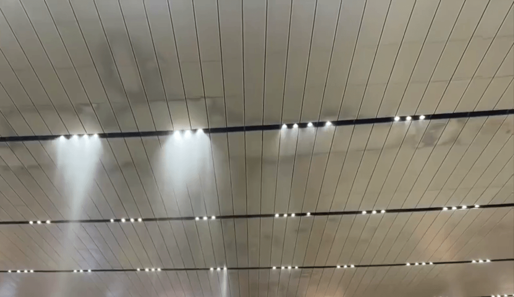 昆明长水机场恶劣天气下多处漏水。