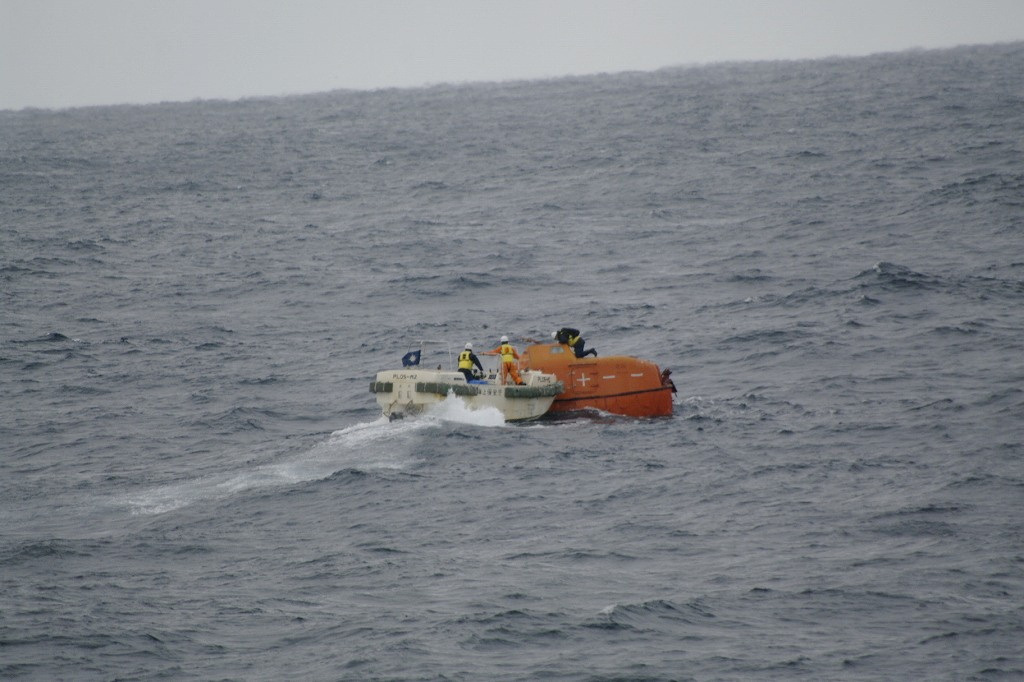 获救船员货船登上紧急救生艇6分钟后船轮便彻底沉没。路透社