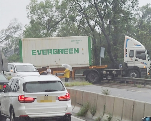 貨車橫亘路中。 馬路的事討論區FB圖
