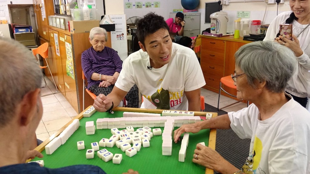 安仔同几位老友记一同打麻雀。