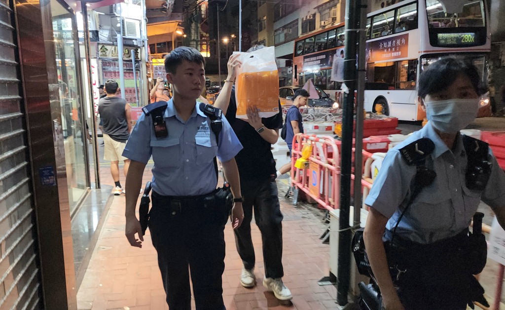 警方帶事主返警署繼續調查。 警方帶事主返警署繼續調查。