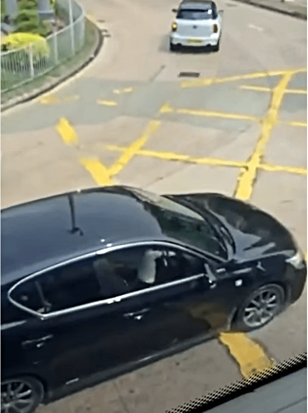 男童雙手握着軚盤。fb：屯門友