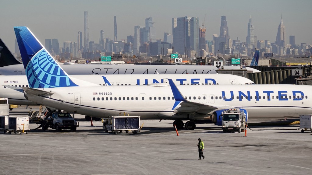 美国当局正调查联合航空客机在纽瓦克自由国际机场降落时发生的事故。路透社
