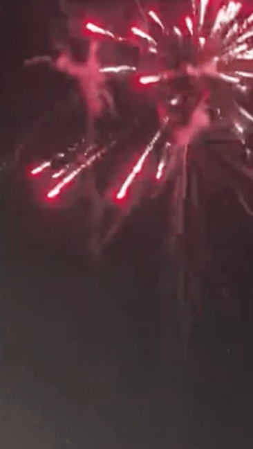 網上同時流傳另一段接近1分鐘的影片,拍攝地點疑為一個遊樂場,多人在現場向天空燃放煙火。網上影片截圖 網上同時流傳另一段接近1分鐘的影片,拍攝地點疑為一個遊樂場,多人在現場向天空燃放煙火。網上影片截圖