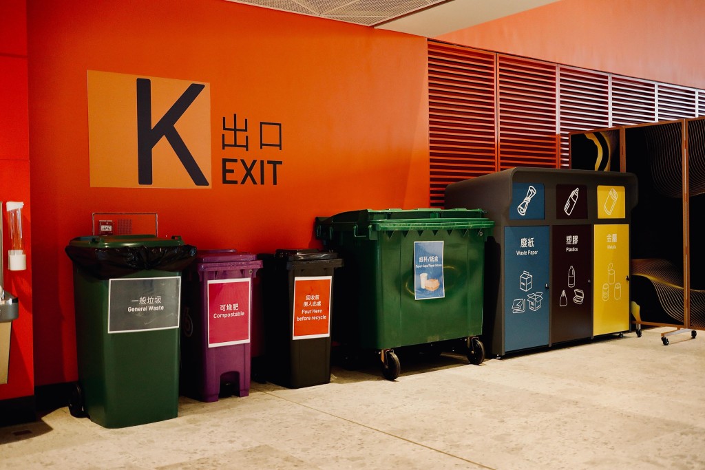 啟德體育園實施全面的廢物回收及管理措施,場內提供大型垃圾分類和回收箱。(啟德體育園) 啟德體育園實施全面的廢物回收及管理措施,場內提供大型垃圾分類和回收箱。(啟德體育園)