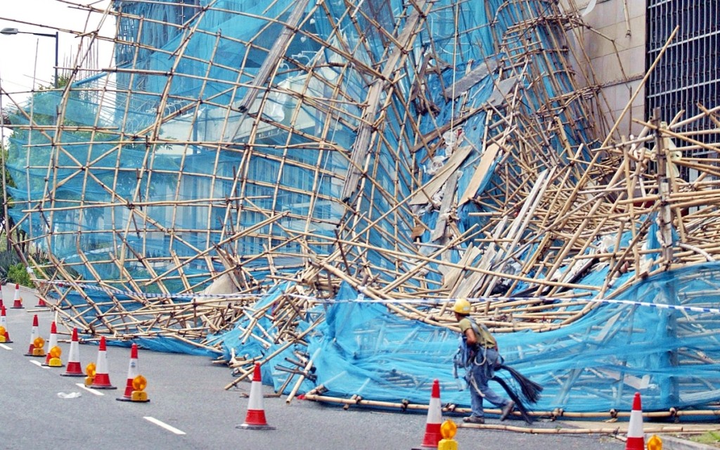 17年前圓規襲港，數碼港一個地盤棚架被吹塌。資料圖片