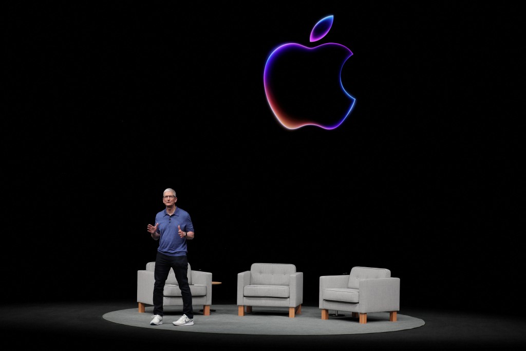 蘋果行政總裁庫克在全球開發者大會上，發表蘋果人工智能Apple Intelligence。路透社
