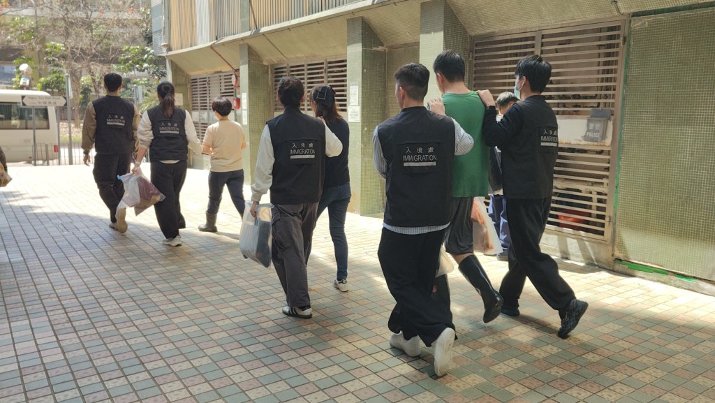 入境處夥多部門反黑工 一周拘17人包括12名非法勞工。入境處圖片