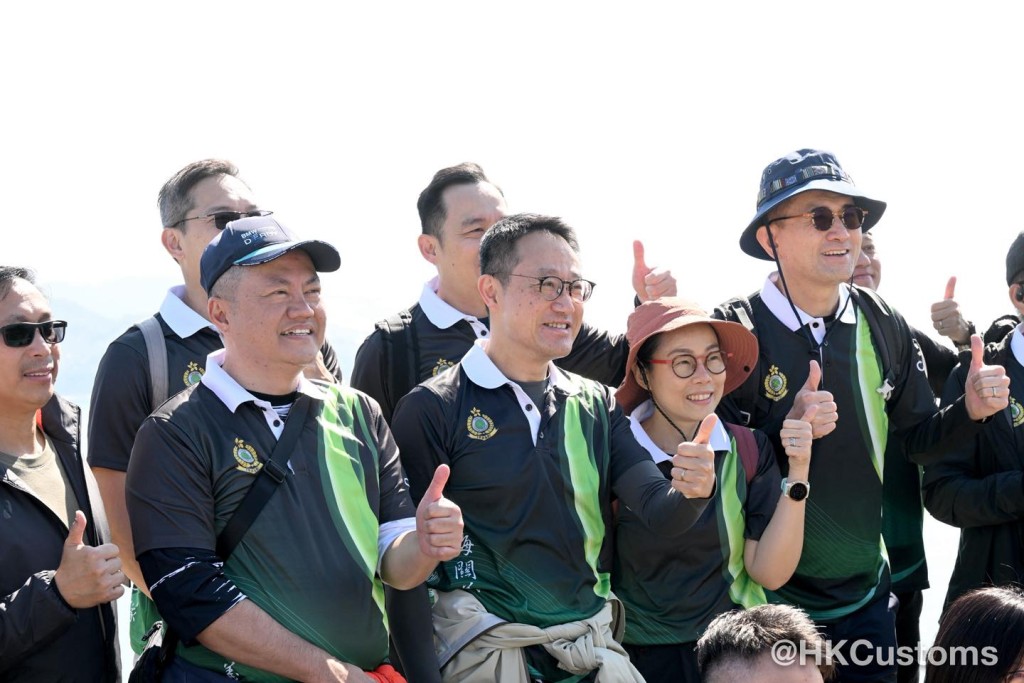海關關長陳子達昨日與多位東盟成員國駐港總領事前往油塘炮台山清潔郊野山徑。香港海關facebook圖片 海關關長陳子達昨日與多位東盟成員國駐港總領事前往油塘炮台山清潔郊野山徑。香港海關facebook圖片