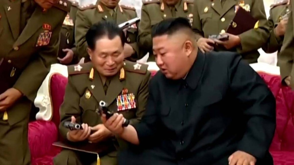 北韩劳动党中央军事委员会副委员长朴正天（左）谴责美扩大援乌。网上图片
