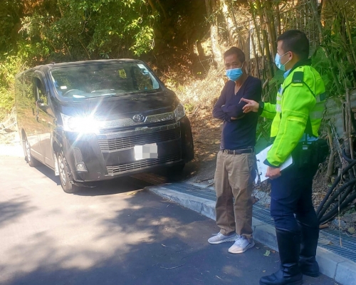 警方向駕駛客貨車的黃先生了解事發經過。