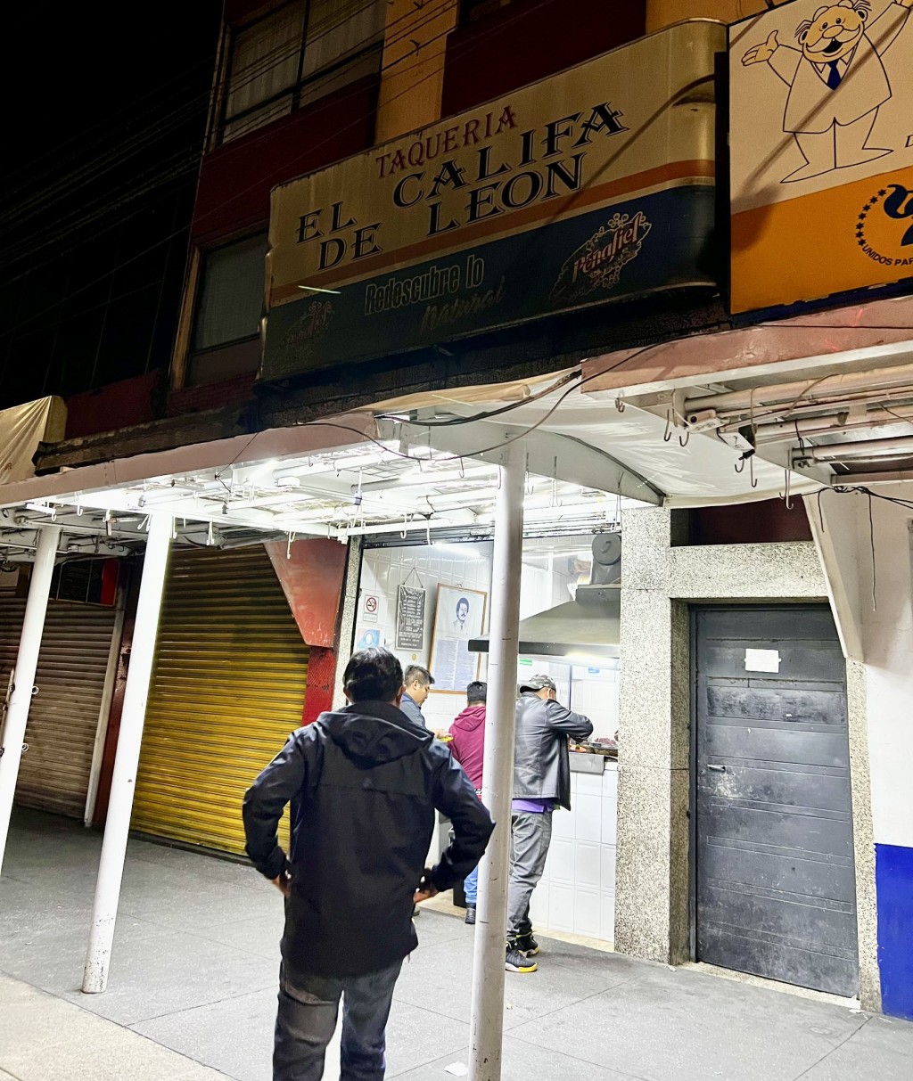 Tacos El Califa de León店铺门面。 X