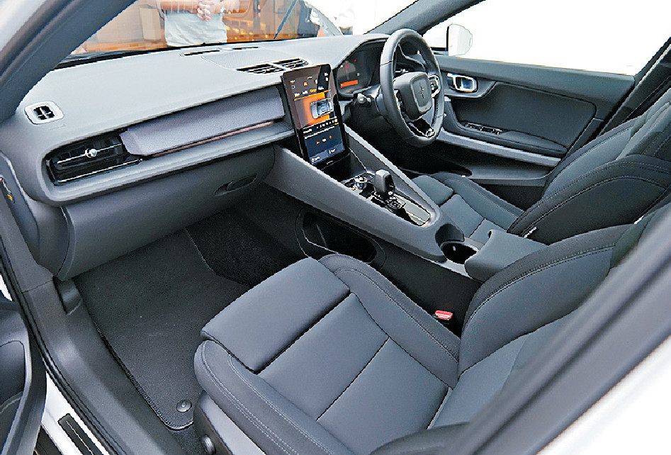 ■Polestar 2内外设计贯彻简雅时尚风，跟富豪相似。