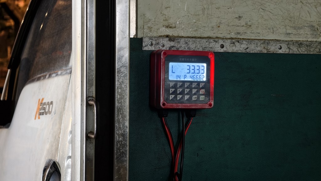海關於輕型貨車內起出約1,300升懷疑未完稅電油及一批入油工具。