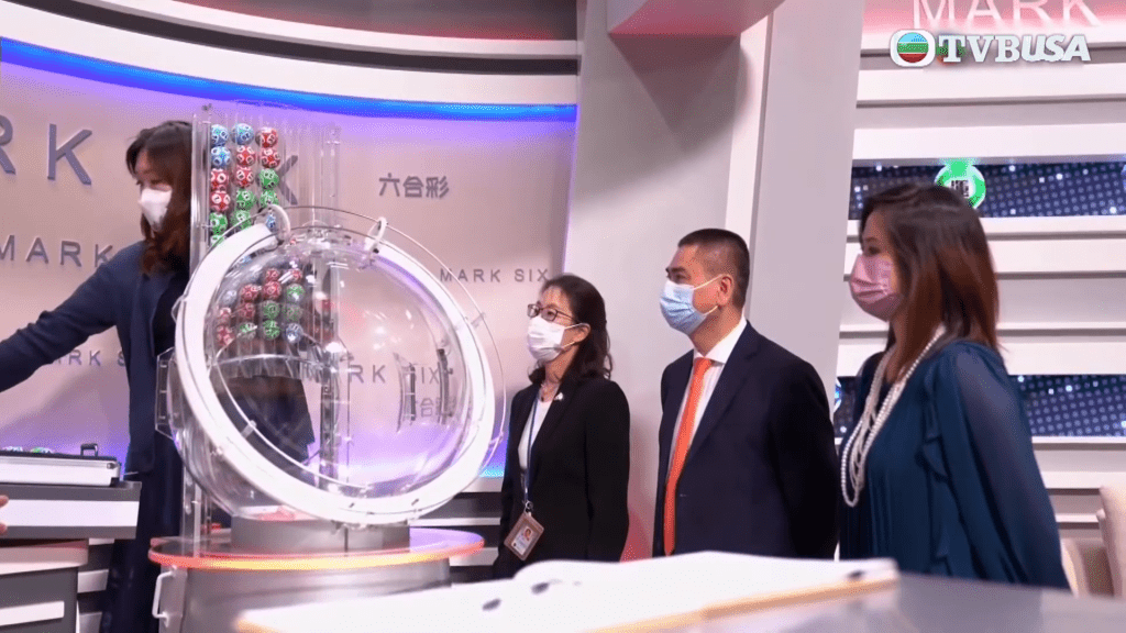 彩球會在監場嘉賓面前放入機內作準備。（TVB節目《香港25個第一》截圖）