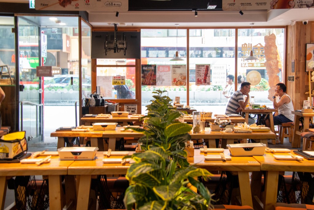 作为内地知名的烧烤食店，首次登陆香港就遇上食安事件。