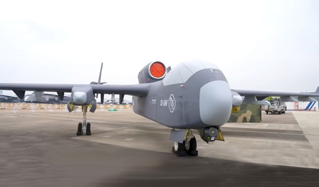 「空中航母」九天無人機能搭載上百枚巡飛彈或200架至300架微型無人機。央視 「空中航母」九天無人機能搭載上百枚巡飛彈或200架至300架微型無人機。央視