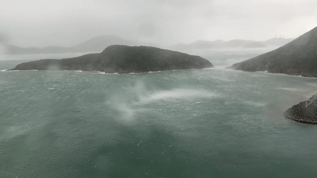 海面湧起白頭浪 海面湧起白頭浪