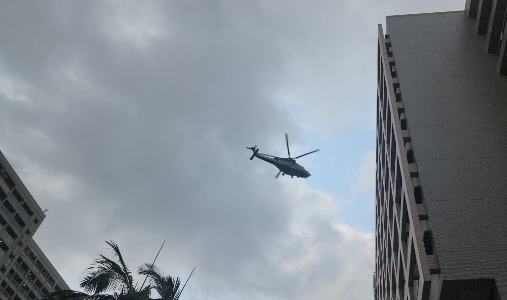 女子由飞行服务队直升机送往东区医院。