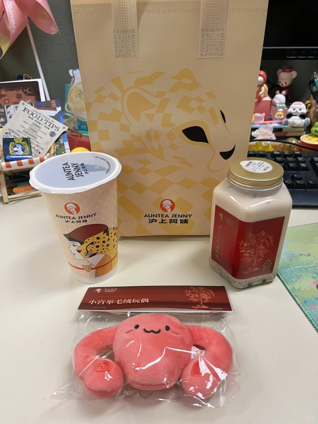 知名茶飲「滬上阿姨」推出買奶茶送子宮玩偶活動受到關注。小紅書@Matcha Latte 知名茶飲「滬上阿姨」推出買奶茶送子宮玩偶活動受到關注。小紅書@Matcha Latte