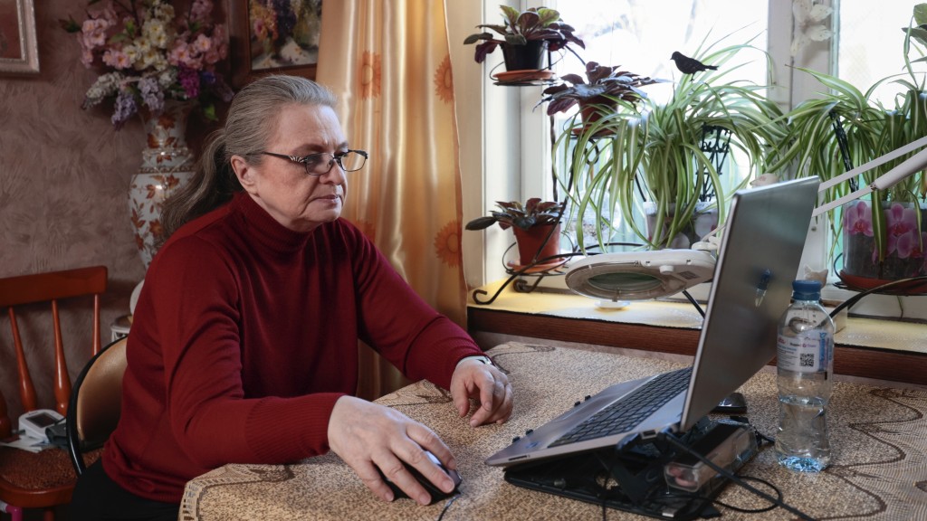 在莫斯科外围的村庄，一名妇人用手提电脑完成电子投票。 美联社