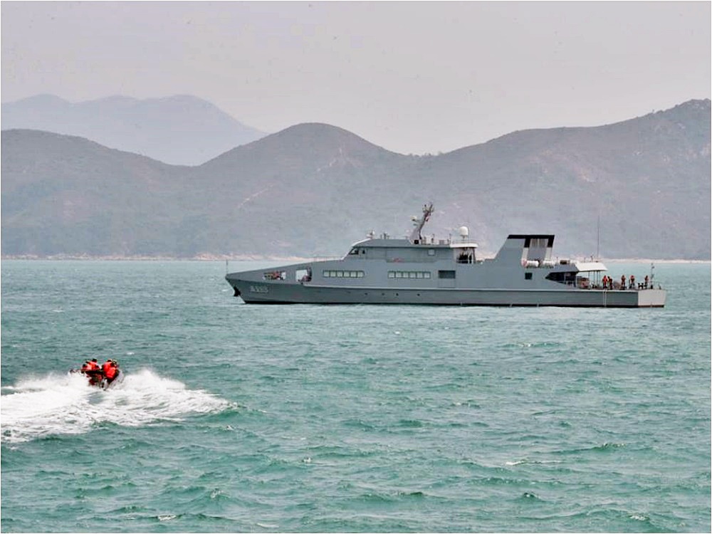對可疑船隻進行攔截查證。新華社圖片