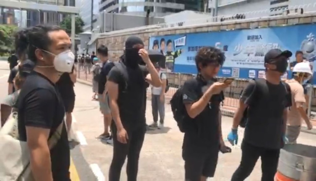 张超雄呼吁先让警察离去，引起示威者不满。