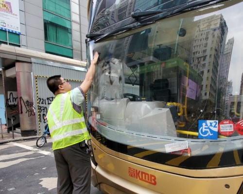 九巴工程人員為巴士更換車軚及清理油漬。