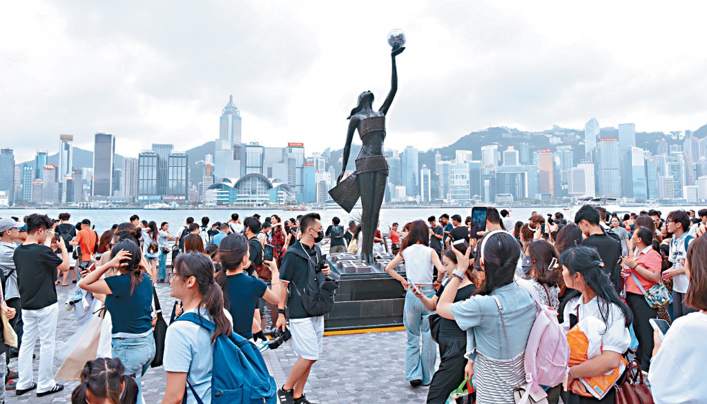 旅游业预期内地春节黄金周访港旅客将增多，带旺市面。