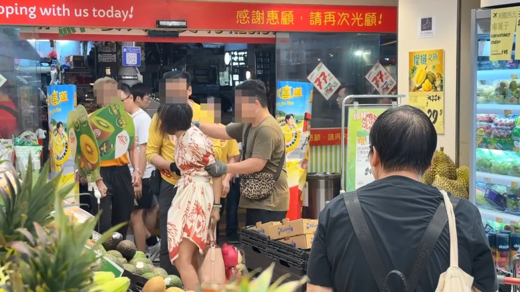 一名戴手套的男子捏住女子的後頸。 一名戴手套的男子捏住女子的後頸。