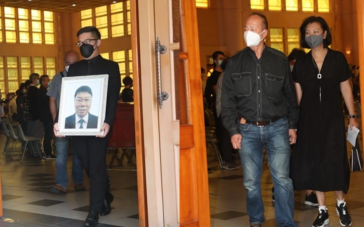 李百齡兒子捧著父親遺照,狄龍夫婦到場向故友告別。