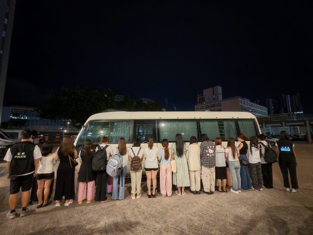 警方聯同入境處元朗掃黃，拘捕32名內地女子。警方圖片