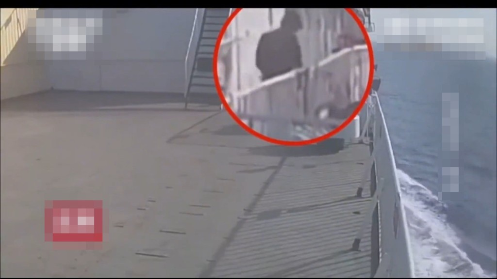 兇手周圍視察找尋殺妻的地方。