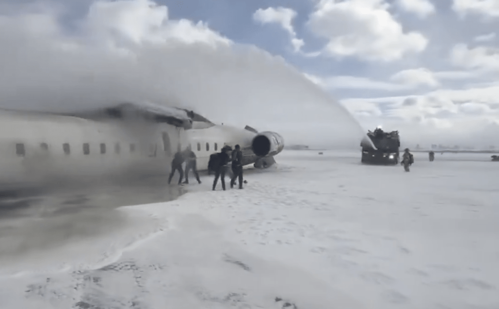 消防向飛機噴射噴霧以防止起火。網上片段截圖 消防向飛機噴射噴霧以防止起火。網上片段截圖